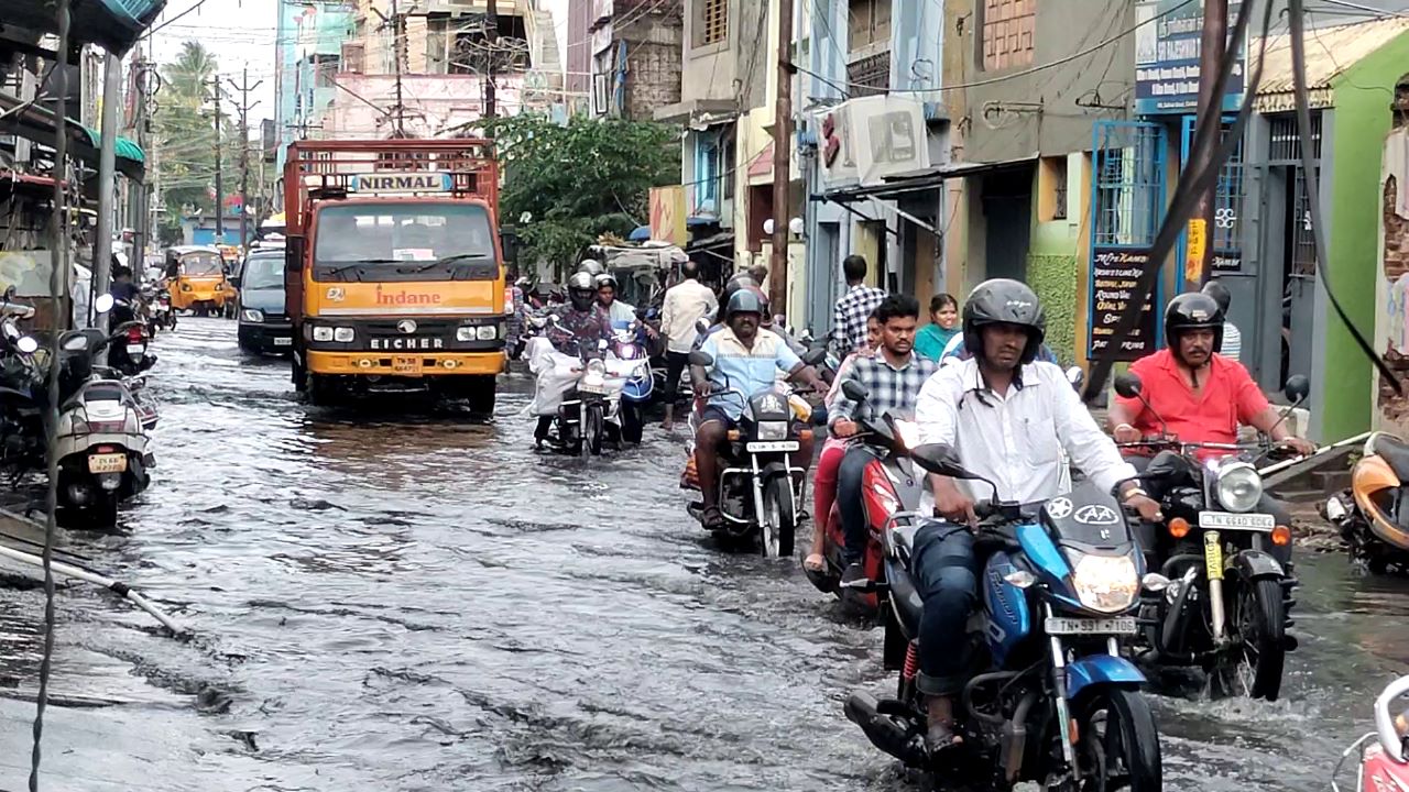 இது சாலையா இல்லை ஓடையா? கோவையில் மழை வெள்ளத்தில் தத்தளிக்கும் பொதுமக்கள்..!