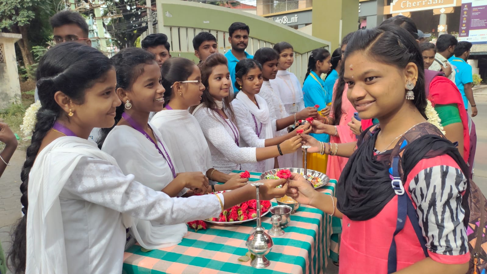 கோவை அரசு கலைக்கல்லூரியில் முதலாம் ஆண்டு மாணவர்களுக்கு வகுப்புகள் துவக்கம்- பூக்கள் கொடுத்து வரவேற்பு..!