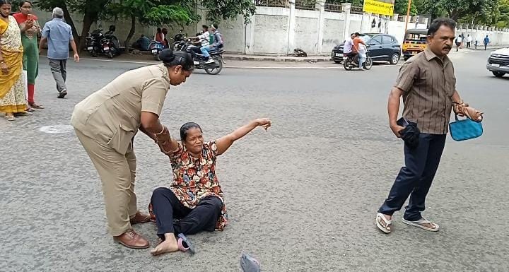 மாற்றுத்திறனாளிக்காக கொடுக்கப்பட்ட கடையை திமுக கவுன்சிலர்  அகற்ற வைப்பதாக புகார்- மாவட்ட ஆட்சியர் அலுவலகம் முன் மாற்றுத்திறனாளி பெண் தர்ணா.