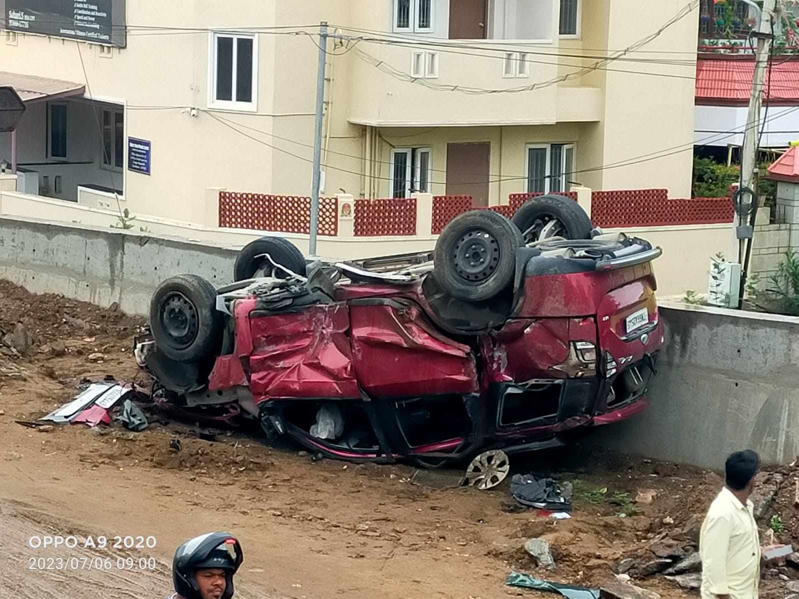 கோவையில் சாலை விபத்தில் சிக்கி அப்பளம் போல் நொறுங்கிய கார்