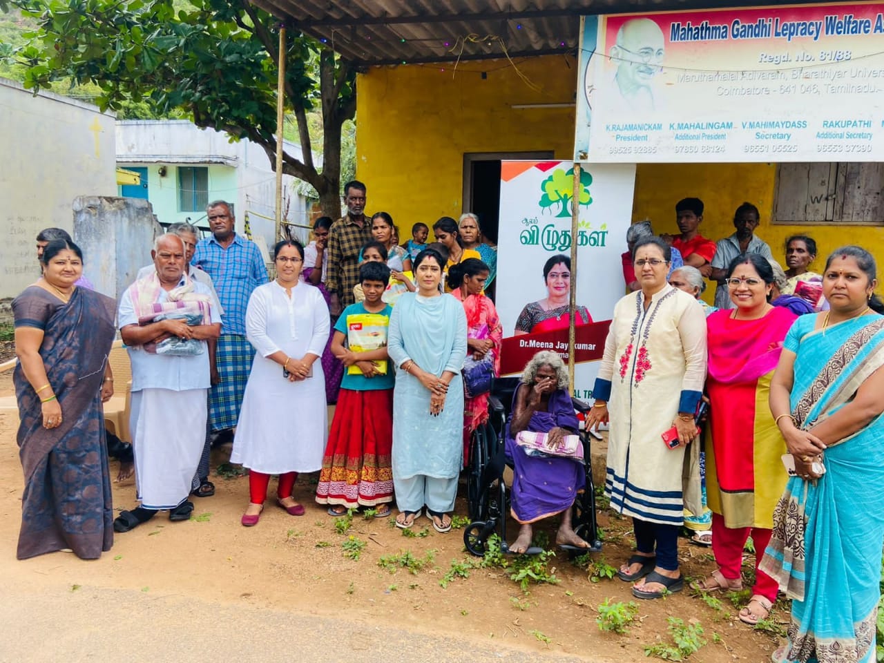 மகாத்மா காந்தி தொழுநோய் நலன்புரி சங்கத்தில் உள்ளவர்களுக்கு தேவையான உபகரணங்களை வழங்கிய ஆலம் விழுதுகள் அறக்கட்டளை.