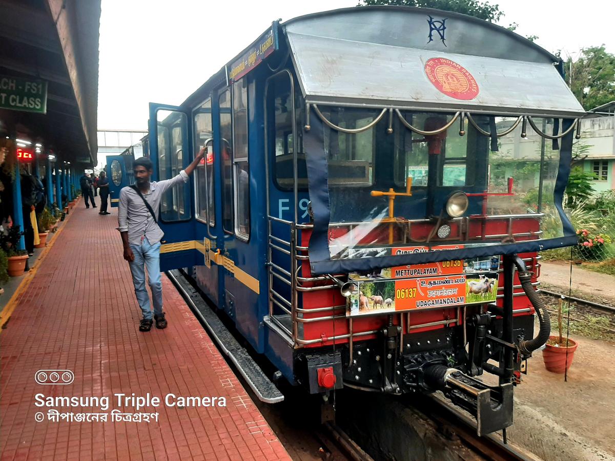 சுற்றுலா பயணிகளுக்காக பெரிய ஜன்னல்கள், நவீன இருக்கை வசதியுடன் மலைரெயில்!