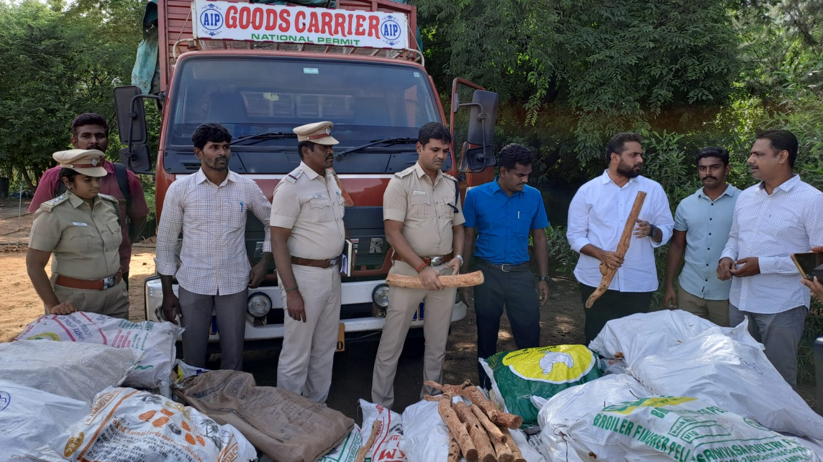 புஷ்பா படப் பாணியில் சந்தனக் கட்டைகள் கடத்தல் - மடக்கிப் பிடித்த கோவை போலிசார்