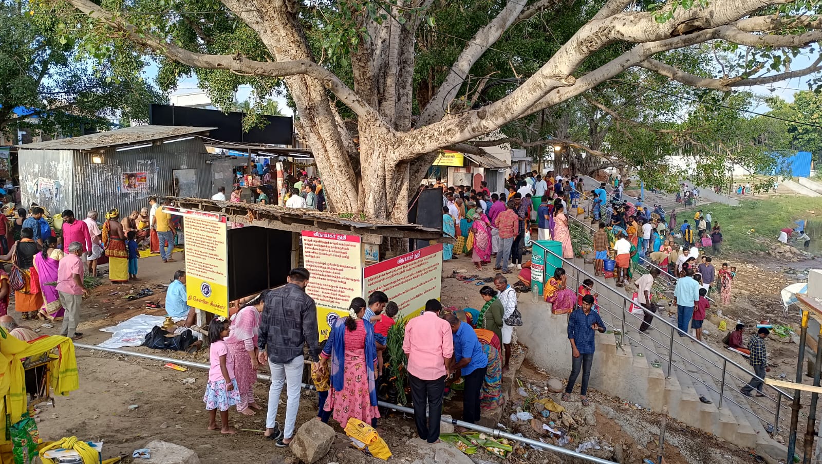 ஆடிப்பெருக்கு ; பேரூரில் இலைப்படையல் வைத்து வழிபட குவிந்த பொது மக்கள்