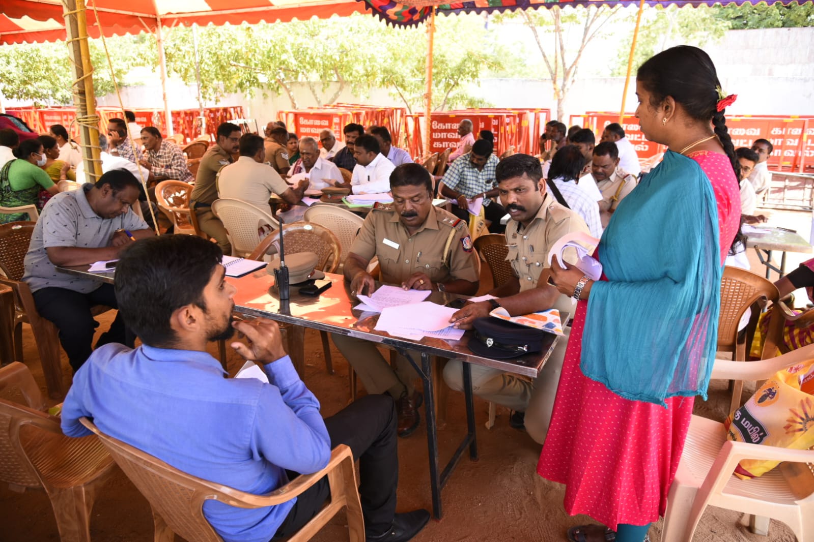 மாவட்ட காவல் கண்காணிப்பாளர் தலைமையில் மக்கள் குறைதீர்க்கும் முகாம்  90 மனுக்களுக்குத் தீர்வு'