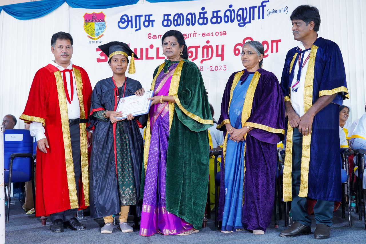 கோவை அரசு கலைக்கல்லூரியில் 31வது பட்டமளிப்பு விழா :  1593 பேர் பட்டம் பெற்றனர்