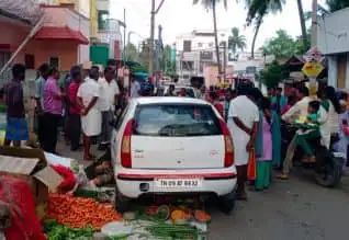 வடவள்ளியில் சாலையோர கடைக்குள் புகுந்த கார் 3 பேர் காயம்.