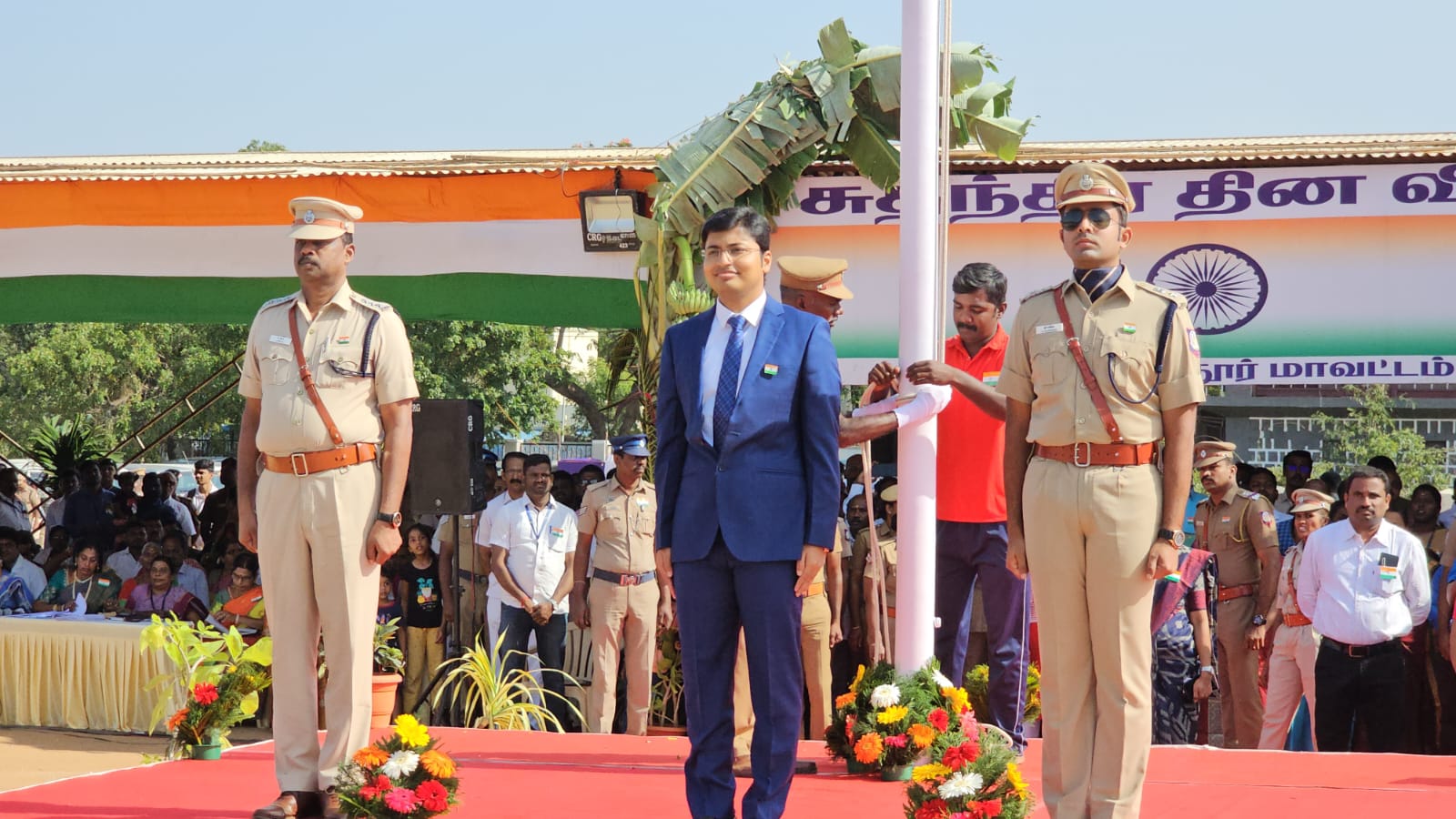 கோவையில் தேசியக்கொடி ஏற்றி மரியாதை செய்த மாவட்ட ஆட்சியர்