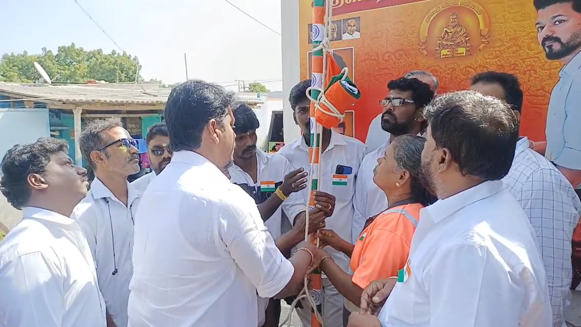 கோவையில் தூய்மை பணியாளர்கள் தேசியக் கொடியை ஏற்றிய நிகழ்வு.. விஜய் ரசிகர்களின் நெகிழ வைத்த சம்பவம்