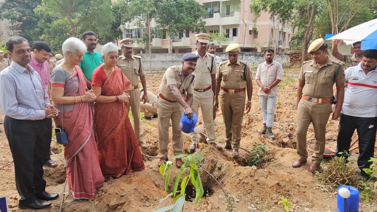 காவல்துறை- சிறுதுளி சார்பில் கோவையில் காவல் வனம்