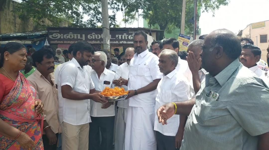 ஓபிஎஸ் தரப்பினர் தொடர்ந்த வழக்கு தள்ளுபடி செய்யப்பட்டதை , கோவையில் கொண்டாடிய  முன்னாள் அமைச்சர் எஸ்.பி.வேலுமணி