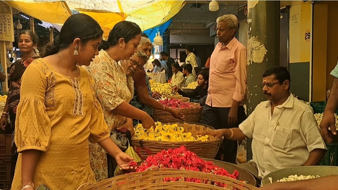 ஓணம் பண்டிகை | பூமார்கெட்டில் பூக்கள் தேக்கம்..  விலை குறைந்தது.. என்ன காரணம்..?