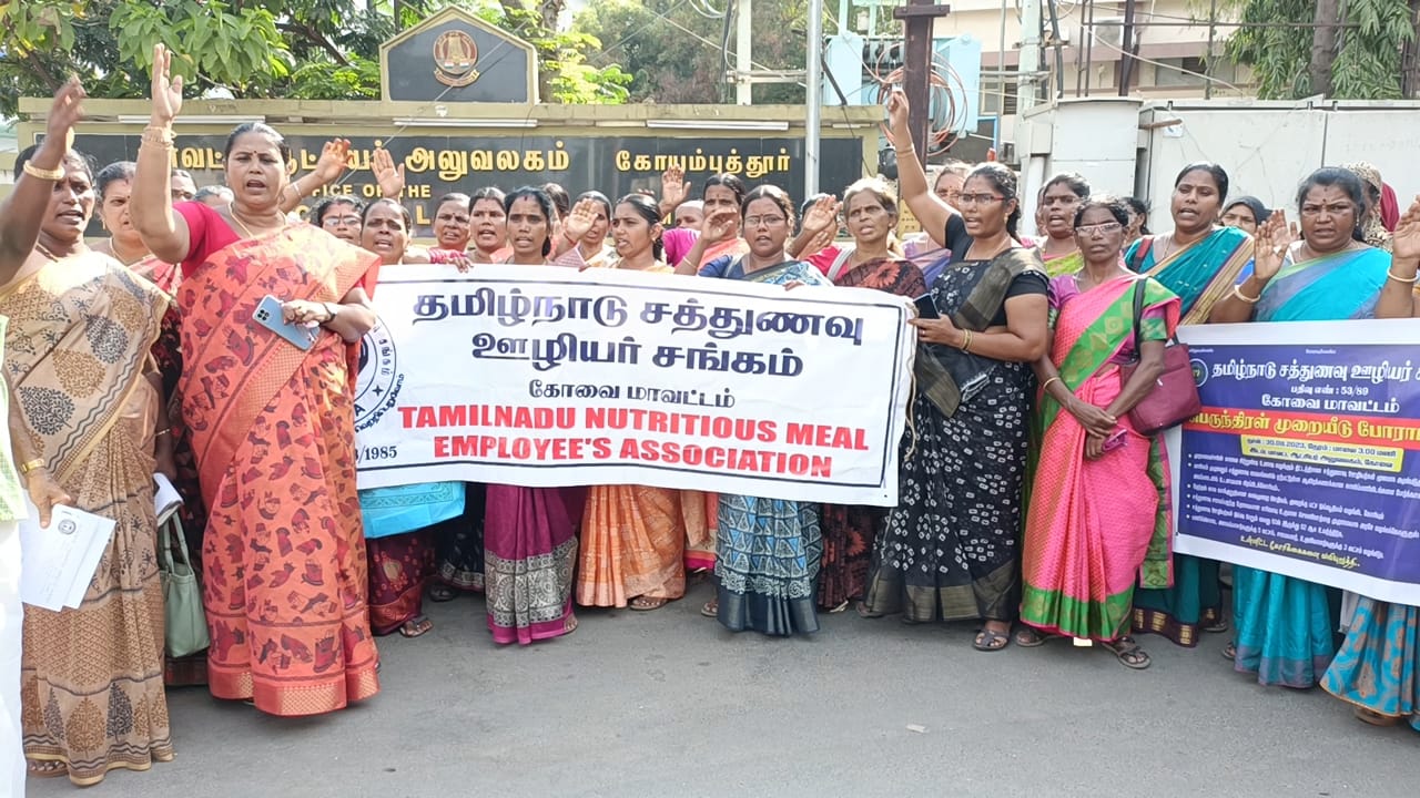 கோவையில் பல்வேறு கோரிக்கைகளை வலியுறுத்தி தமிழ்நாடு சத்துணவு ஊழியர் சங்கம் ஆர்ப்பாட்டம்.