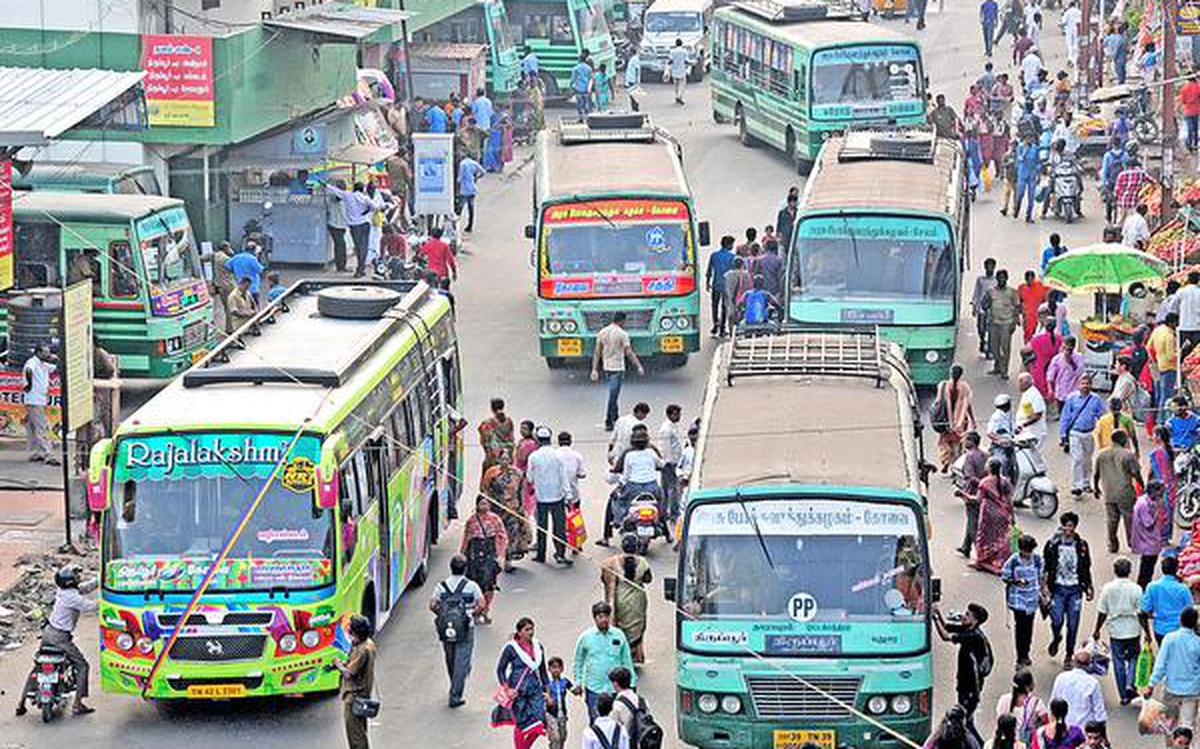 நடு ரோட்டில் பேருந்தை நிறுத்திவிட்டு தனியார் பஸ் டிரைவர்கள் தகராறு : 5 பேர் மீது வழக்கு