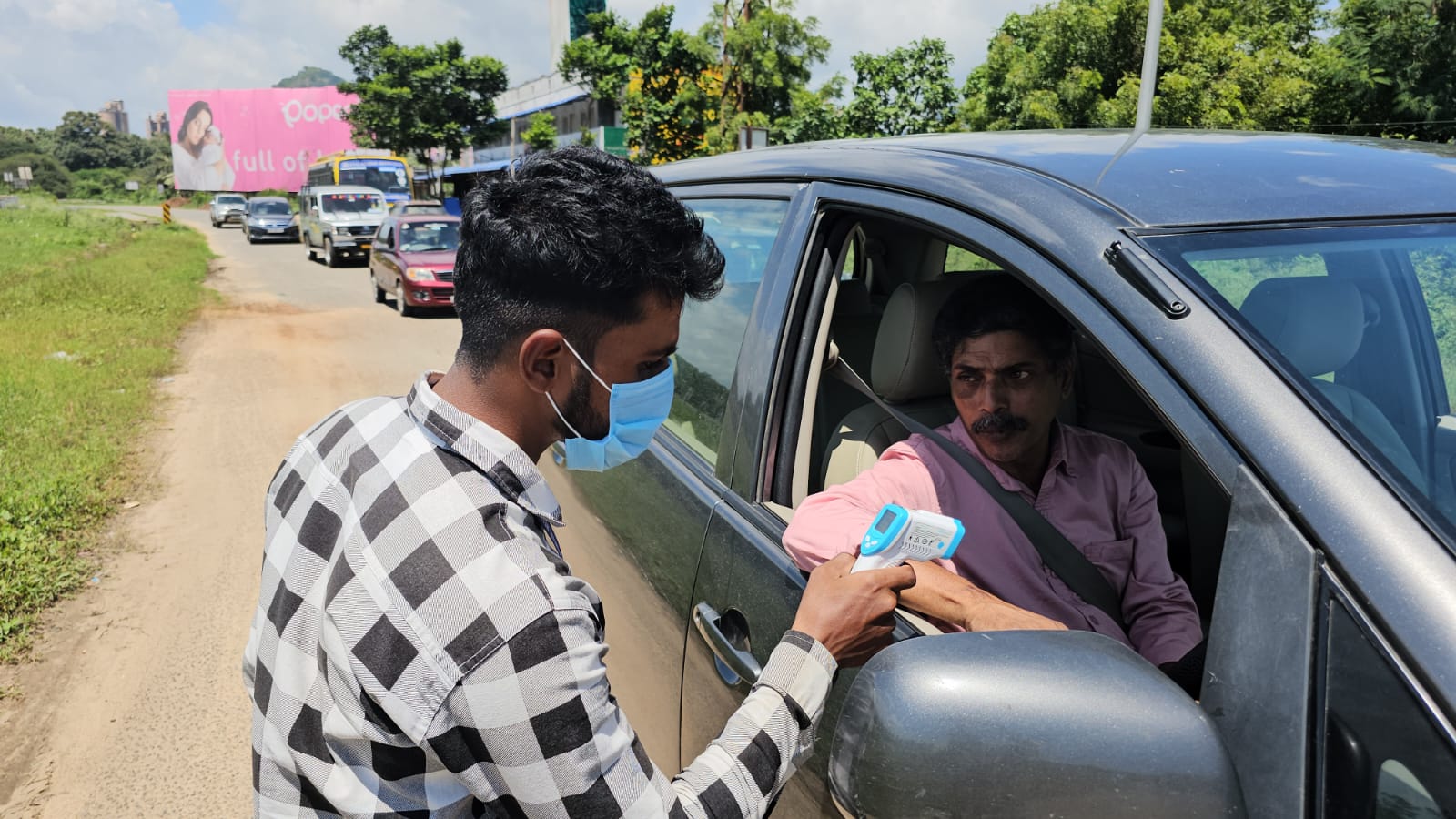 கோவையின் எல்லையில் திடீரென தீவிர சோதனை நடத்தும் சுகாதாரத்துறை..!