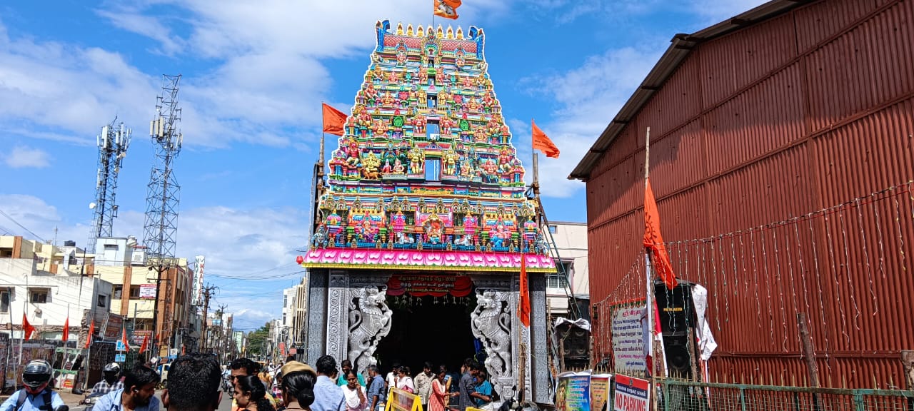 விநாயகர் சதுர்த்தியை முன்னிட்டு கோவில் போன்றே அலங்கார பந்தலை வடிவமைத்த இந்து மக்கள் கட்சியினர்...