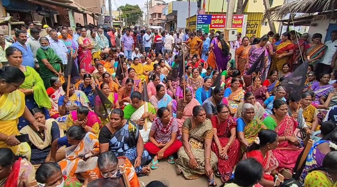 ஒண்டிப்புதூர் சூர்யா நகர் பகுதியில் ரயில்வே மேம்பாலம் அமைக்கக்கோரி சாலை மறியல்- 200க்கும் மேற்பட்ட பொதுமக்கள் கைது…