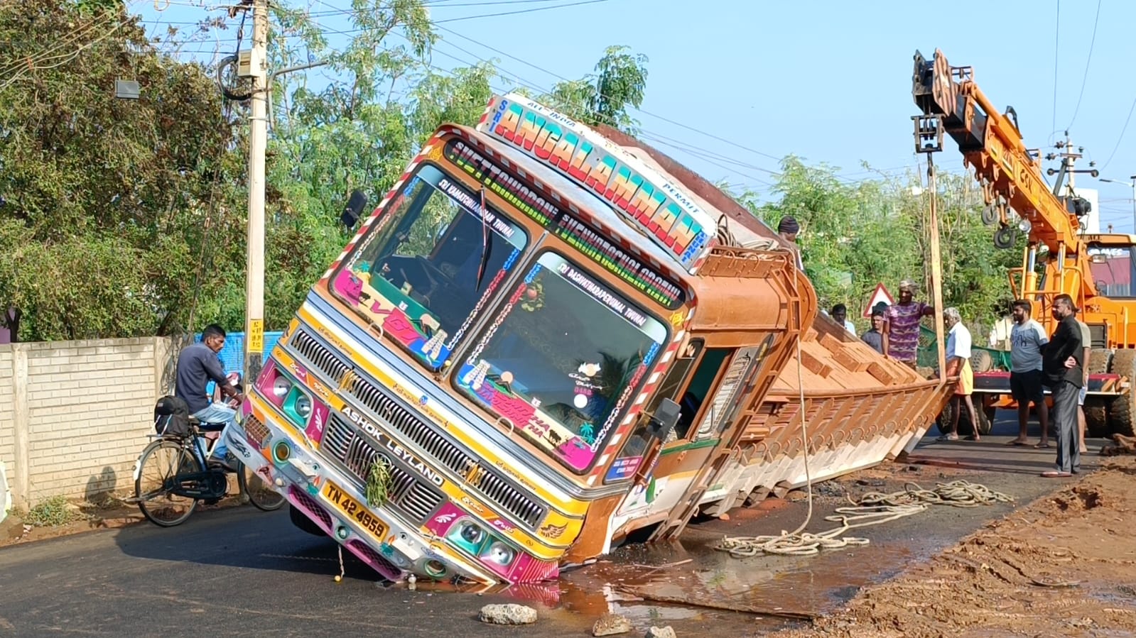 10 நாட்களுக்கு முன் போடப்பட்ட புட்டுவிக்கி சாலை “புட்டுக்கிச்சு”.. மக்கள் ஆவேசம்..!