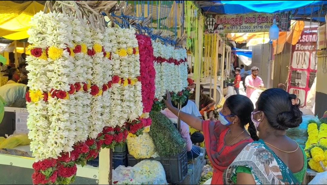 பண்டிகை தினங்களை முன்னிட்டு கோவை மார்க்கெட்டில் பூக்கள், பழங்கள் விலை நிலவரம்…