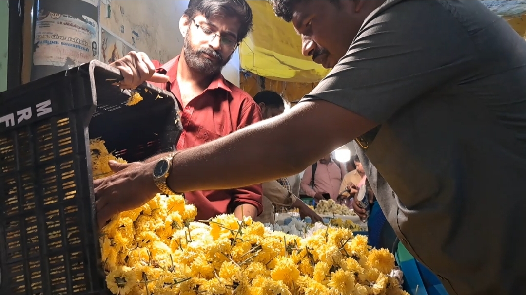 ஆயுத பூஜை : நம்ம பூ மார்க்கெட்டில் பூக்கள், பழங்கள் விலை என்ன..? முழு விவரம்