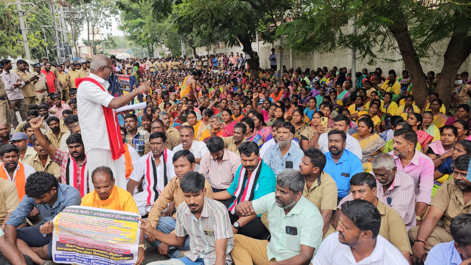 மாவட்ட ஆட்சியர் அலுவலகம் முன்பு போராட்டத்தில் ஈடுபட்டு வரும் தூய்மை பணியாளர்கள்- மாநகரில் குப்பைகள் தேக்கம்…