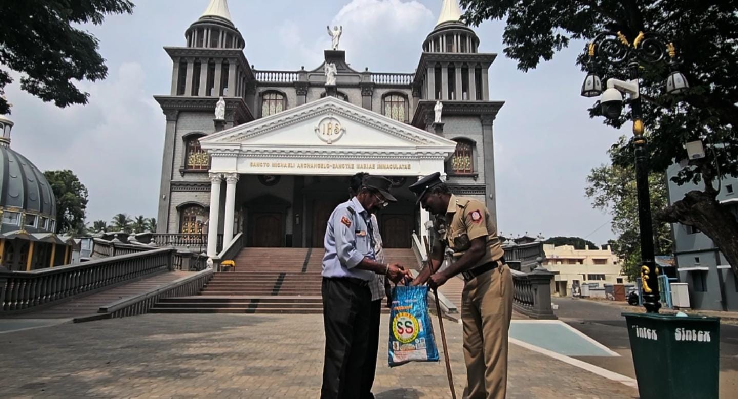 கேரள மாநிலம் களமச்சேரியில் குண்டு வெடிப்பு சம்பவம் எதிரொலி - கோவையில் கிருஸ்துவ தேவாலயத்திற்கு காவல்துறை பாதுகாப்பு…