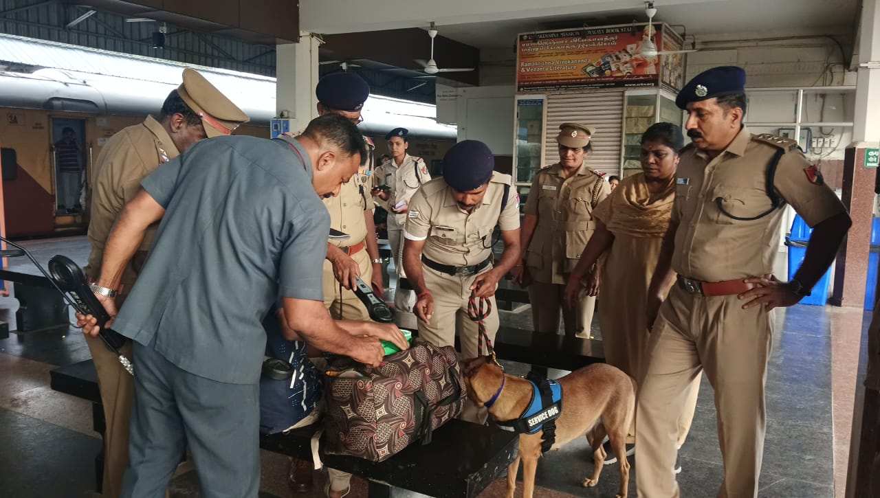 கேரள மாநிலம் களமச்சேரியில் குண்டு வெடிப்பு சம்பவத்தின் எதிரொலி - கோவை ரயில் நிலையத்தில் போலிசார் தீவிர சோதனை…