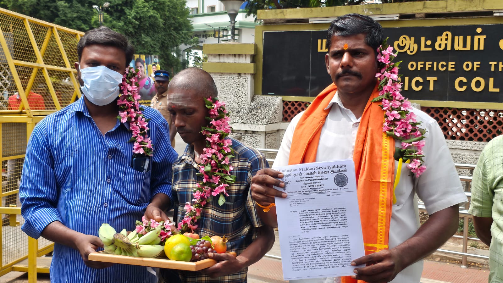 பள்ளி வாசல் இடத்தில் கடைகள் கட்டுவதை தடுத்து நிறுத்த வேண்டும்- காதில் பூ சுற்றி கொண்டு மனு அளித்த ஹிந்துஸ்தான் மக்கள் சேவா இயக்கத்தினர்…