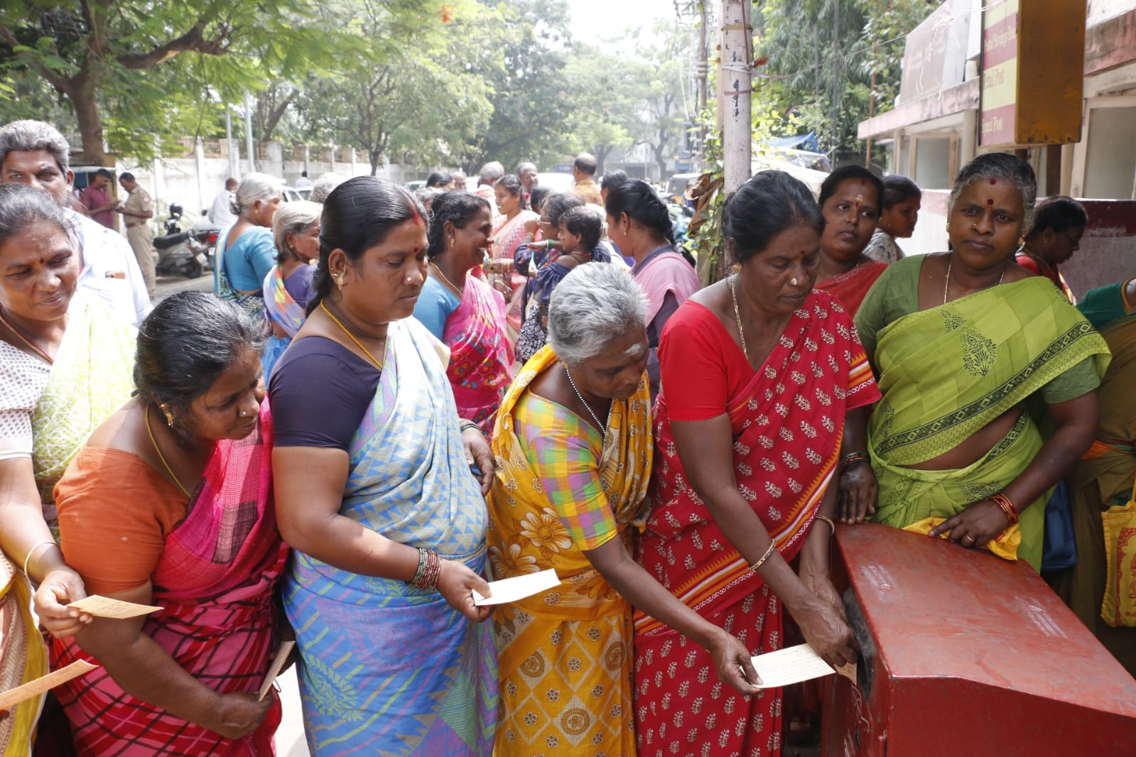 முதலமைச்சருக்கு அஞ்சல் அட்டை அனுப்பி போராட்டம் நடத்திய ஏஐடியுசி அமைப்பினர்…