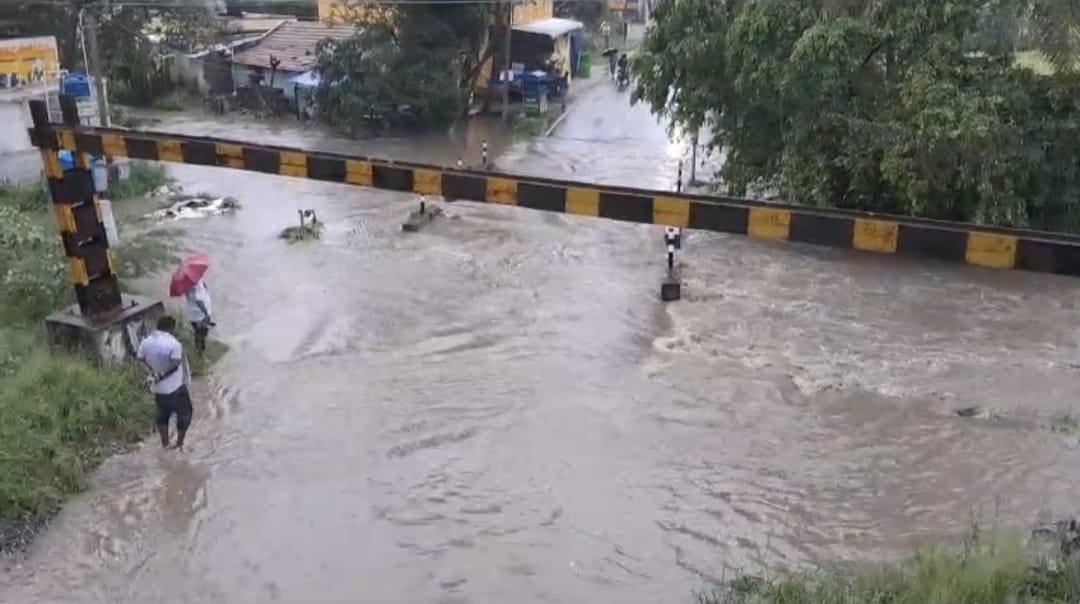 கோவையில் இரவு முழுவதும் பெய்த கனமழை- பள்ளிகளுக்கு மட்டும் விடுமுறை அறிவிப்பு...