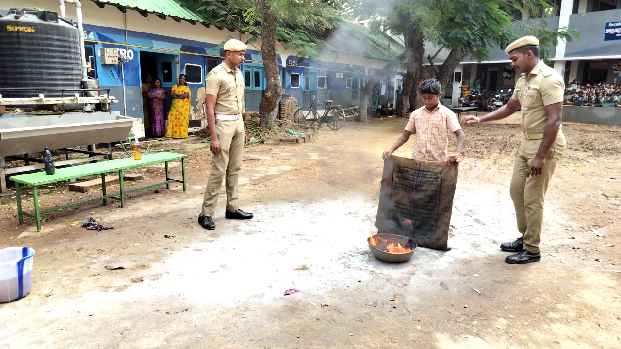 எண்ணெய் பொருட்களில் தீப்பிடித்தால் இப்படித்தான் அணைக்க வேண்டும்..! இதை செஞ்சுடாதீங்க..!