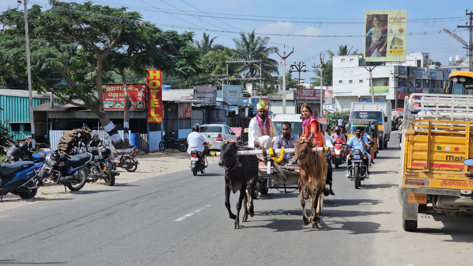 மாட்டுவண்டியில் 'ட்ரிப்' அடித்த கோவையின் பொண்ணு - மாப்பிள்ளை..! - வைரல் VIDEO…