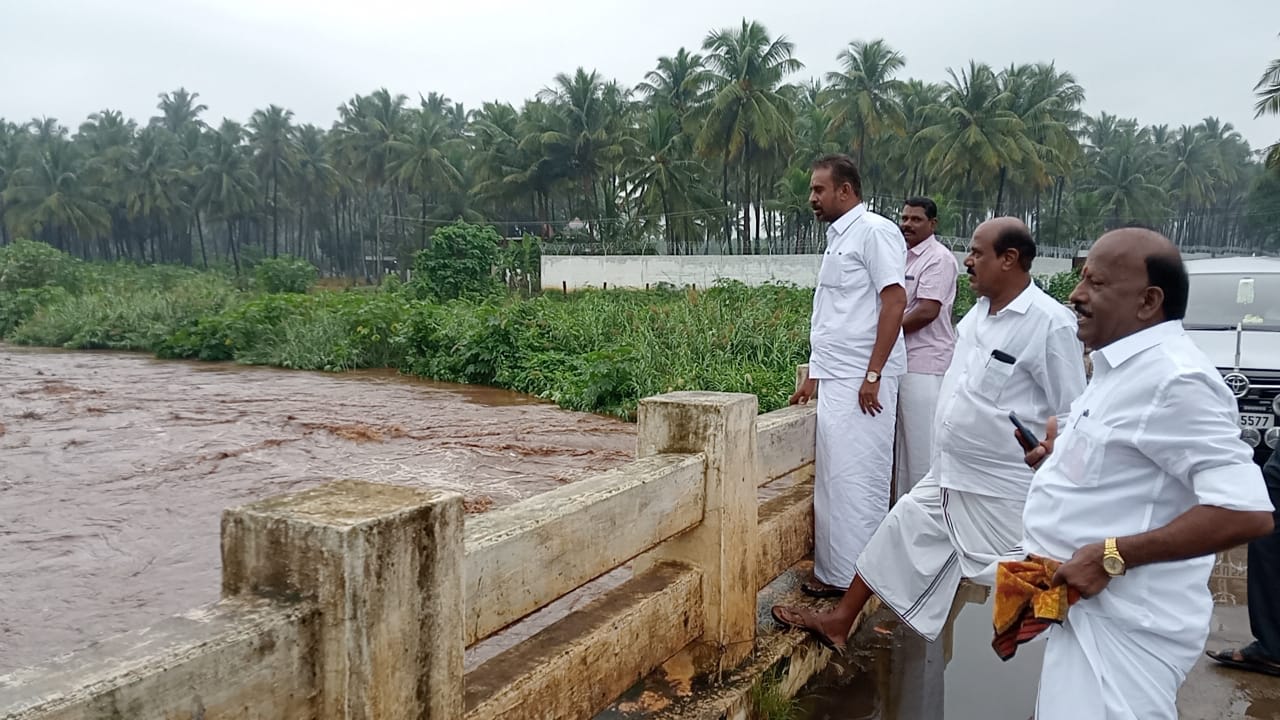 நொய்யலாற்றில் வெள்ளப்பெருக்கு- முன்னாள் அமைச்சர் எஸ்.பி வேலுமணி நேரில் ஆய்வு...