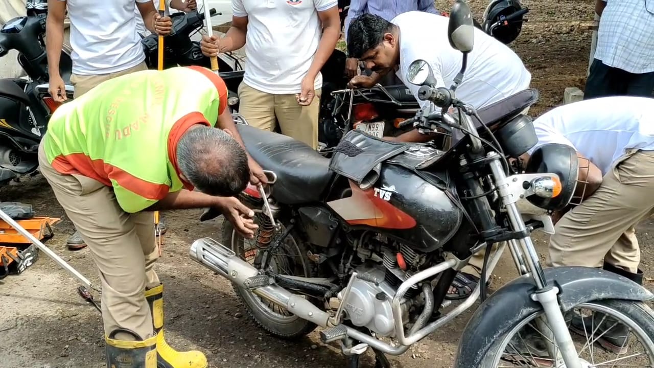 மாவட்ட ஆட்சியர் அலுவலகத்தில் நிறுத்தப்பட்டிருந்த இருசக்கர வாகனத்திற்குள் புகுந்த நாகப்பாம்பு...