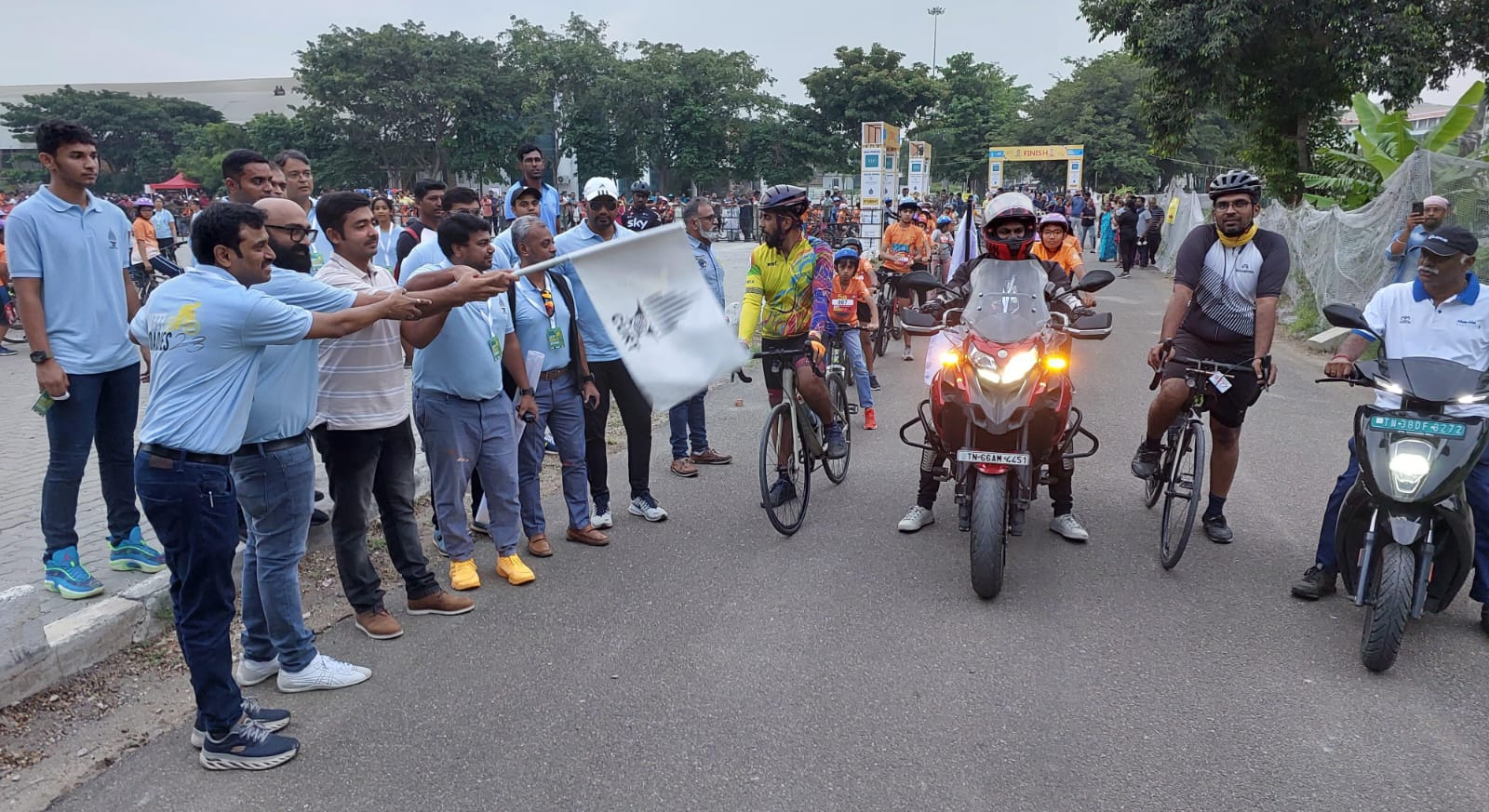 ஏழை குழந்தைகளுக்கு நிதி திரட்ட சைக்கிளிங் போட்டி -துவக்கி வைத்த கோவை மாநகர காவல் துணை ஆணையர்…