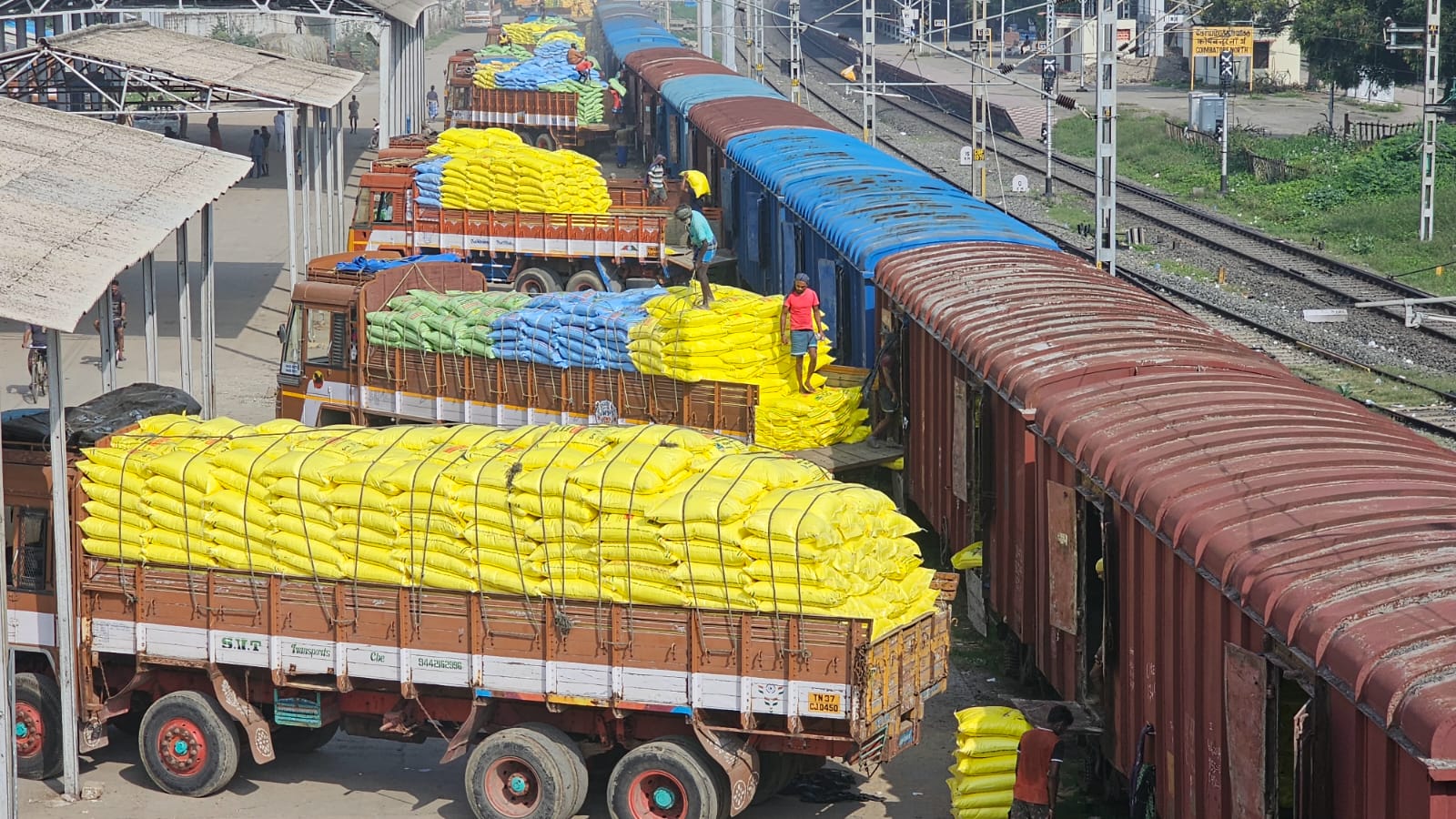 கோவைக்கு சரக்கு இரயில் மூலம்  1,300 மெட்ரிக் டன்  உரம் வந்தடைந்தது...