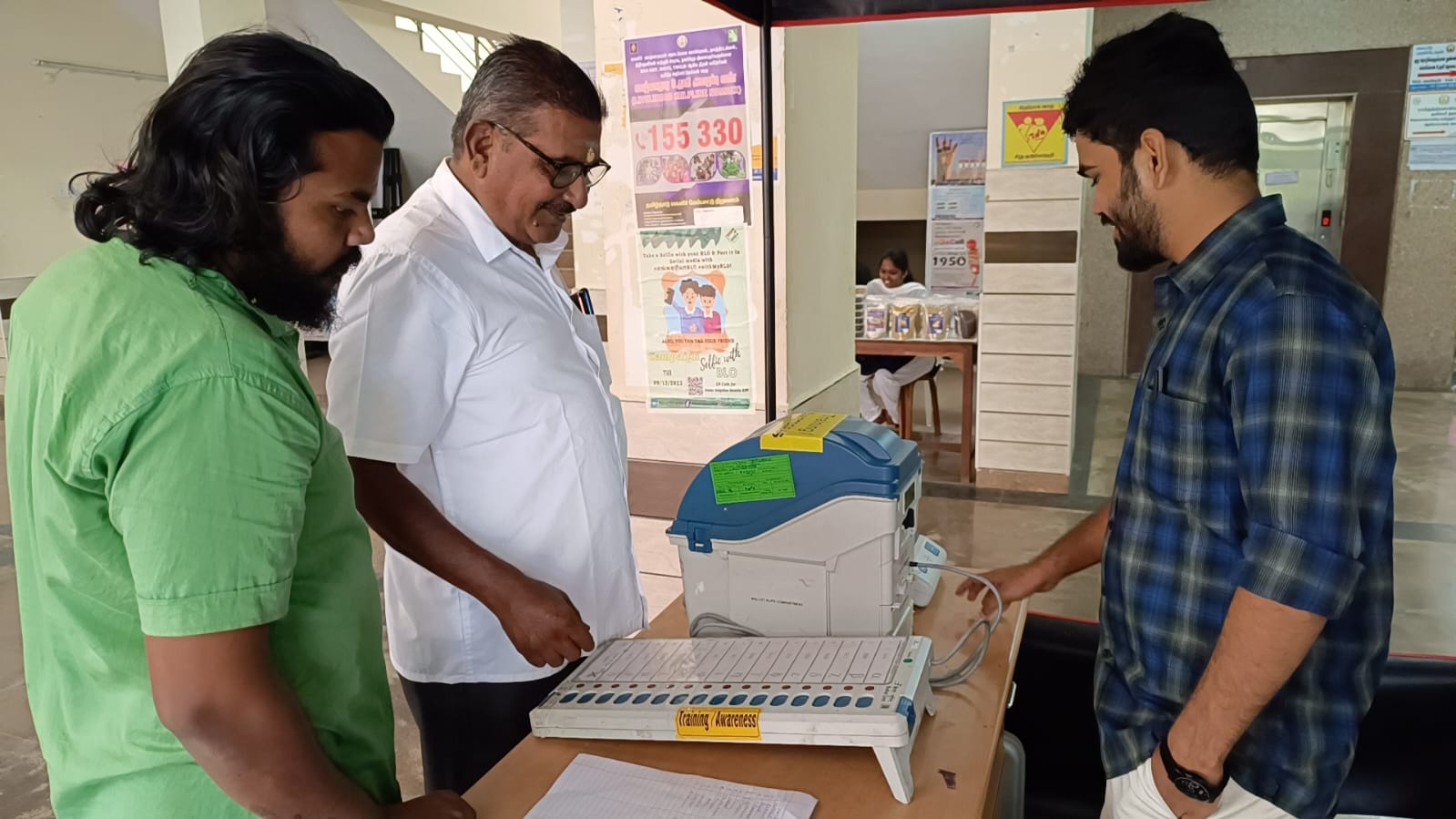 கோவையில் EVM இயந்திரத்தில் எவ்வாறு வாக்களிப்பது என்பது குறித்து விழிப்புணர்வு- பொதுமக்கள் வரவேற்பு…