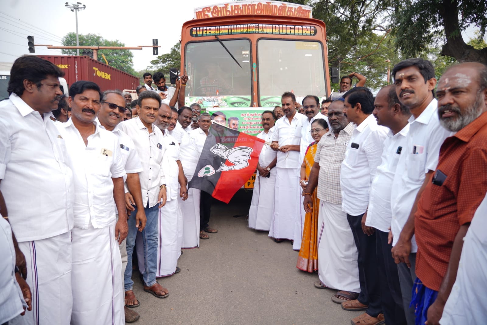 தென் மாவட்டங்களுக்கு நிவாரண பொருட்களை அனுப்பி வைத்த முன்னாள் அமைச்சர் எஸ்.பி.வேலுமணி...