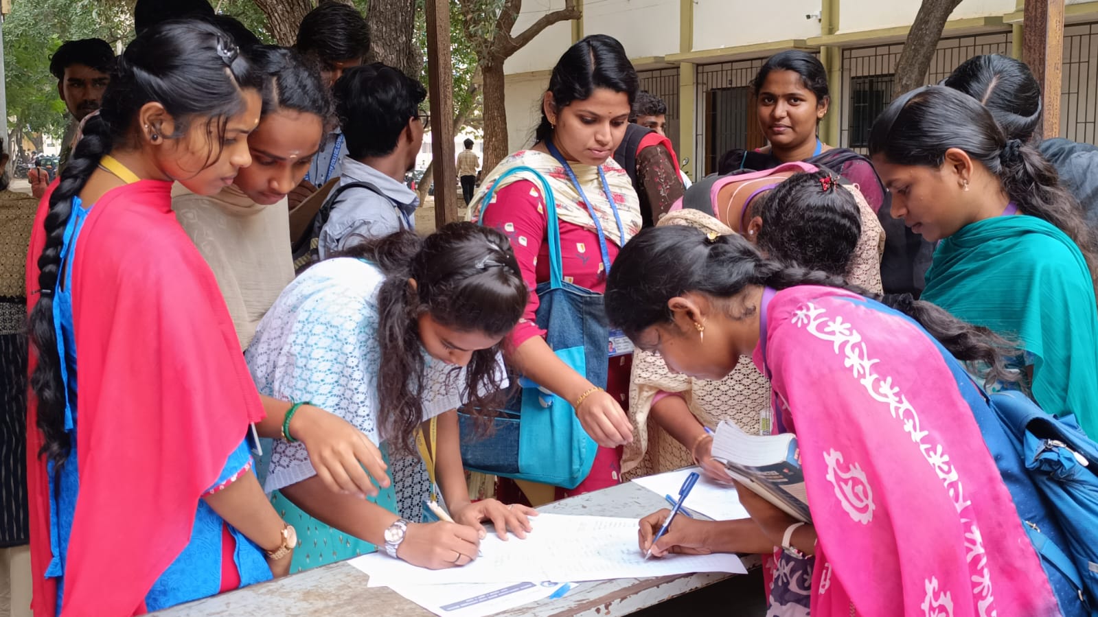 அரசு கல்லூரி ஆசிரியர் பணியிடங்களை நிரப்பக் கோரி கையெழுத்து இயக்கம் துவக்கம்...