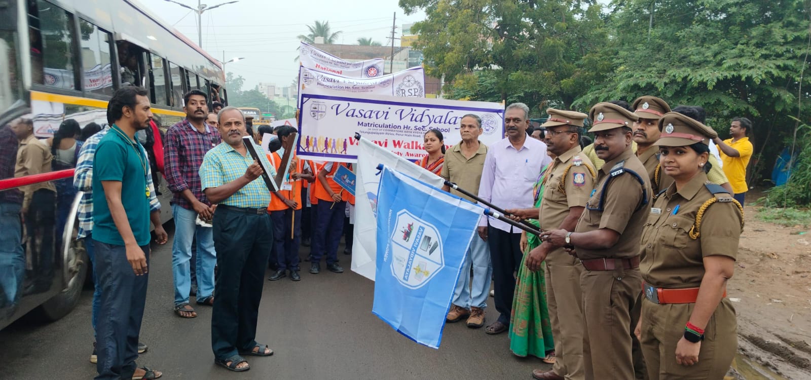 கோவையில் விழிப்புணர்வு வாக்கத்தானில் பெற்றோர்களுடன் கலந்து கொண்ட மாணவர்கள்..!