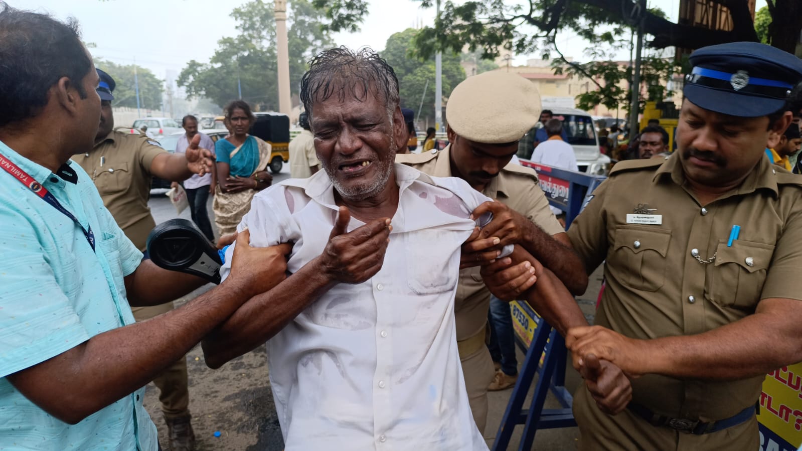 மாவட்ட ஆட்சியர் அலுவலகம் முன்பு முதியவர் தீக்குளிக்க முயற்சி...