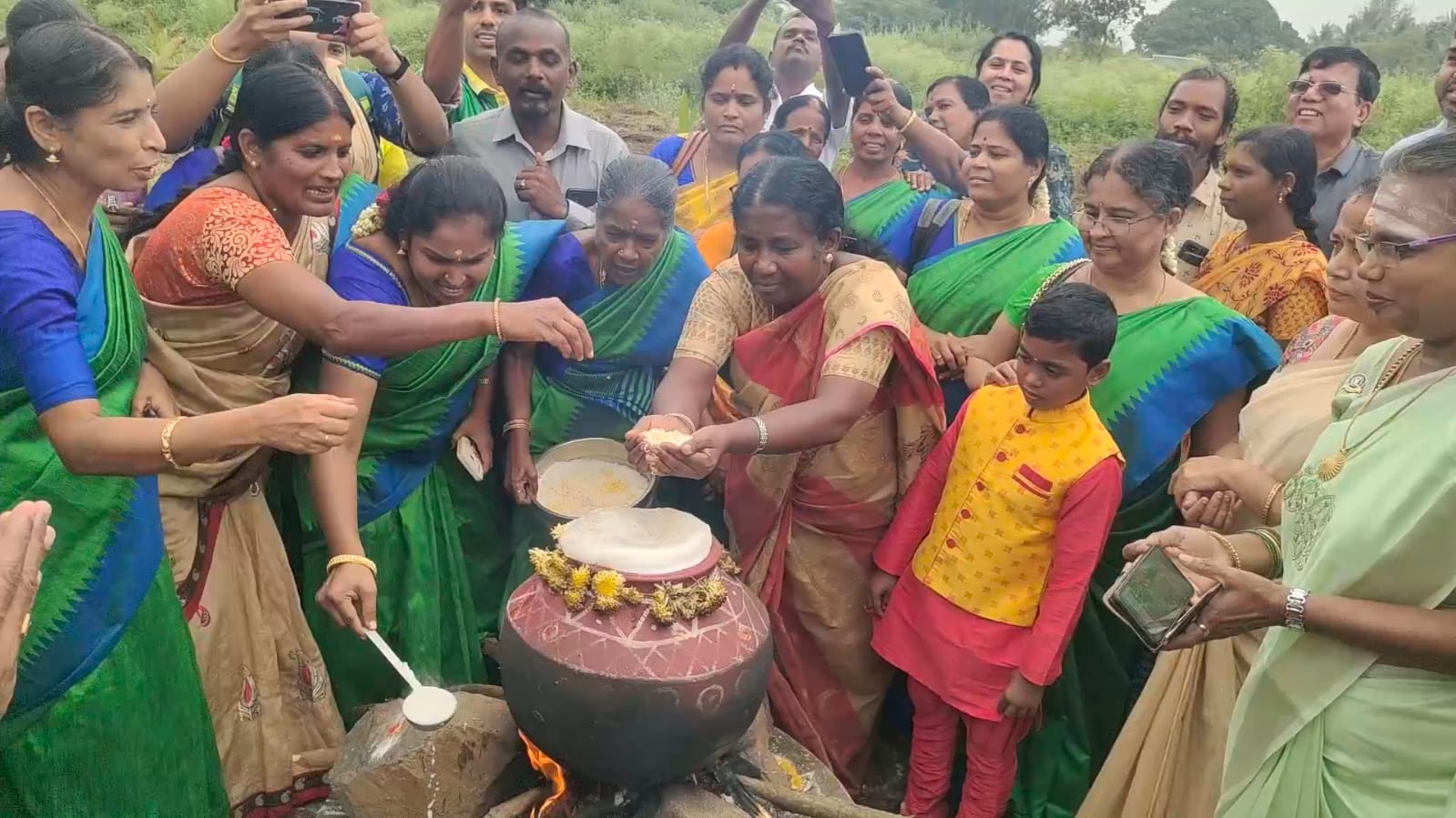 கோவையில் ஆதிவாசி கிராம மக்கள் உற்சாக பொங்கல் கொண்டாட்டம்...