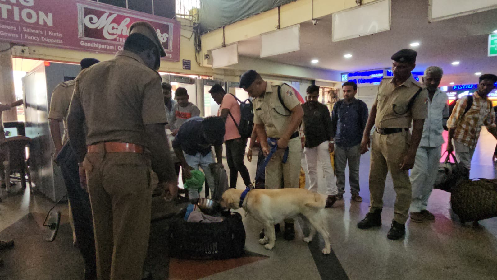 குடியரசு தினத்தை முன்னிட்டு கோவை ரயில் நிலையத்தில் பலத்த போலீஸ் பாதுகாப்பு...