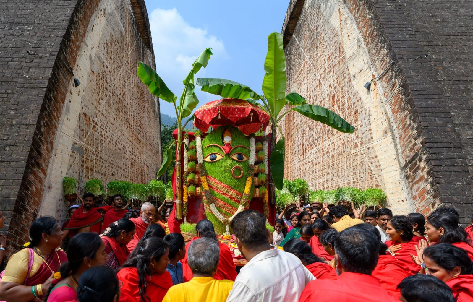 தைப்பூசத்தை முன்னிட்டு லிங்கபைரவிக்கு முளைப்பாரி அர்ப்பணம்- நூற்றுக்கணக்கான பெண்கள் பாத யாத்திரை…