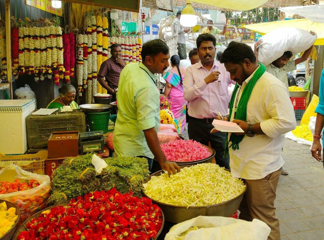 பூ மார்க்கெட்டில் தடை செய்யப்பட்ட பிளாஸ்டிக் பைகள் பறிமுதல்...