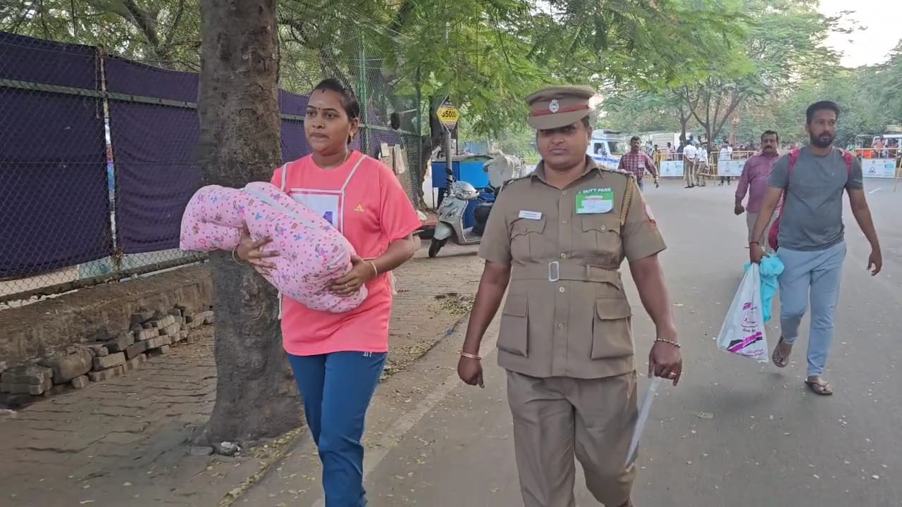 பத்து நாட்களே ஆன கைக்குழந்தையுடன் கோவையில் காவலர் உடற்தகுதி தேர்வுக்கு வந்த பெண்...