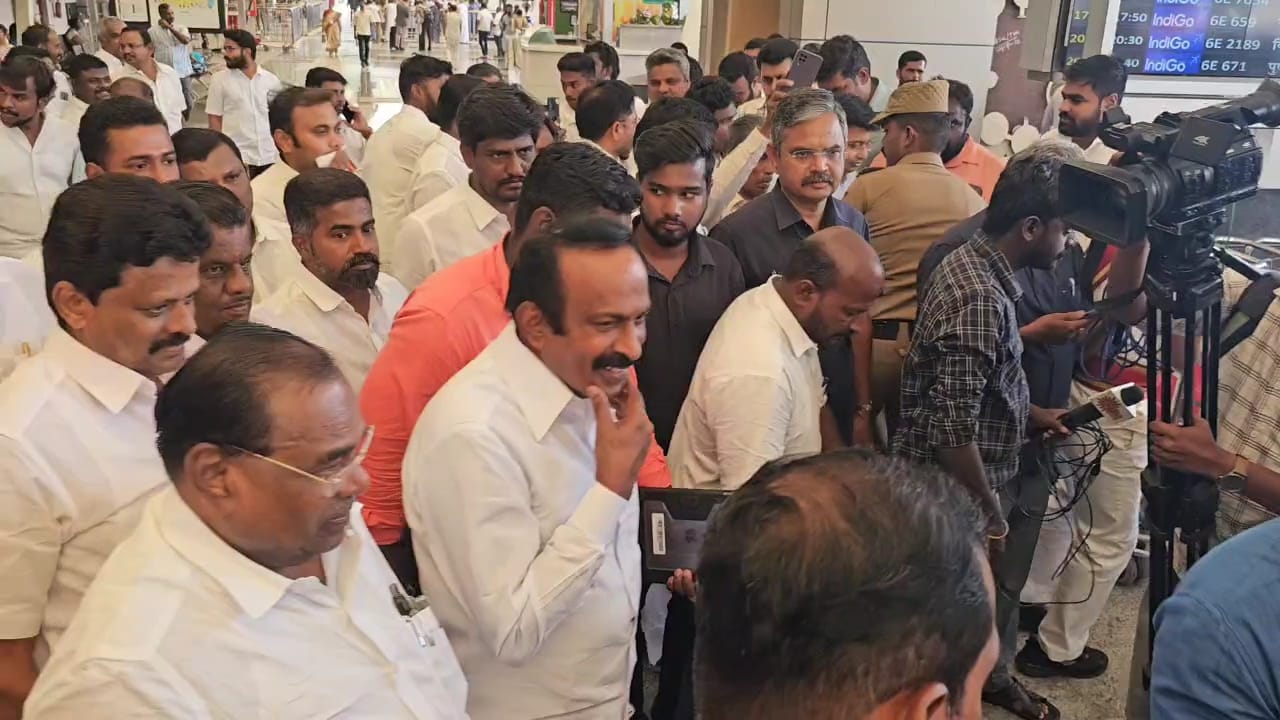 கோவை விமான நிலையத்தில் அமைச்சரை தடுத்தி நிறுத்திய மத்திய பாதுகாப்பு படையினரால் பரபரப்பு...