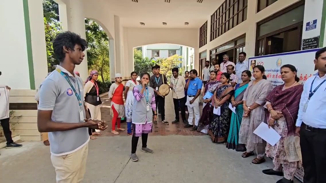 கோவை மாவட்ட ஆட்சியர் அலுவலகத்தில் நடைபெற்ற கொத்தடிமை தொழிலாளர் முறை ஒழிப்பு தின விழிப்புணர்வு நிகழ்ச்சிகள்...