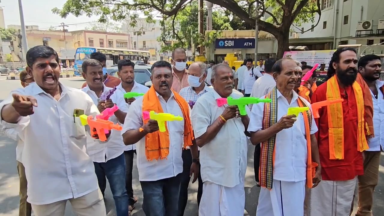 கலர் கலர் துப்பாக்கியுடன் மாவட்ட ஆட்சியர் அலுவலகம் வந்த ஹிந்துஸ்தான் மக்கள் சேவா இயக்கத்தினர்...