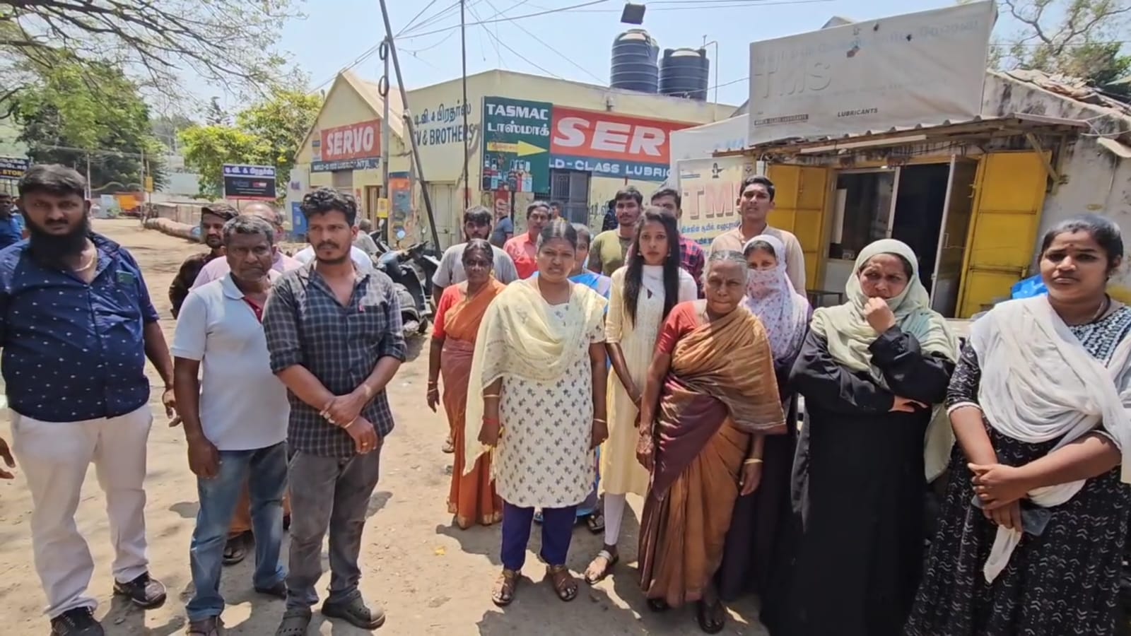 கோவை லங்கா கார்னர் டாஸ்மாக்கை முற்றுகையிட்ட பொதுமக்கள்...